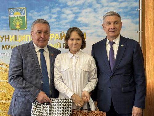 «Мәктәпкә әзерләнергә булыш»: Альберт Хәбибуллин кечкенә райондашларга бүләкләр тапшырды