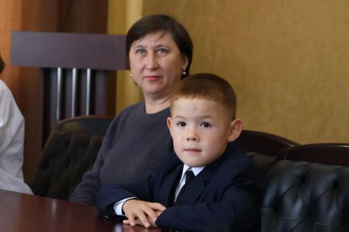 «Мәктәпкә әзерләнергә булыш»: Альберт Хәбибуллин кечкенә райондашларга бүләкләр тапшырды