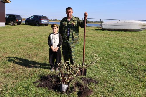 Агыйдел буенда буыннарны бәйләгән «Дан аллеясы»на нигез салдылар