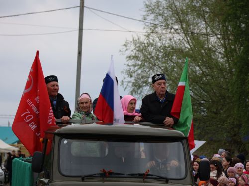 Җиңү килде җирне нурга күмеп, Шатлык белән күзне чылатып!