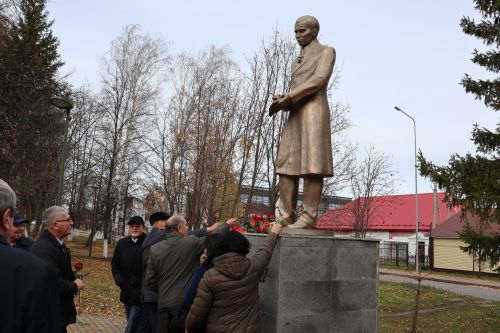 Иҗат, сәнгать һәм дуслык бәйрәме: Фәнәвис Дәүләтбаевны олыладылар (Фотолар)