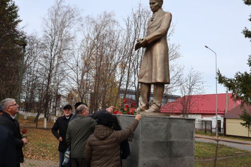 Иҗат, сәнгать һәм дуслык бәйрәме: Фәнәвис Дәүләтбаевны олыладылар (Фотолар)