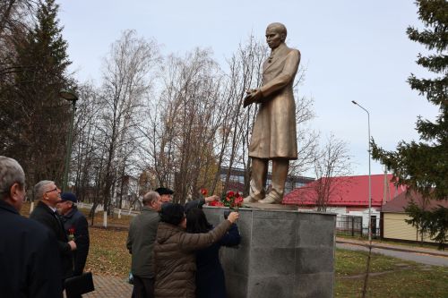 Иҗат, сәнгать һәм дуслык бәйрәме: Фәнәвис Дәүләтбаевны олыладылар (Фотолар)
