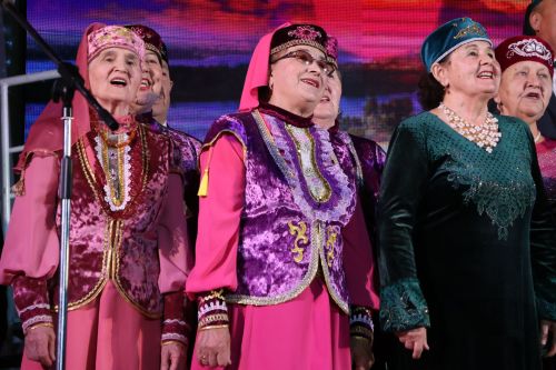 Иҗат, сәнгать һәм дуслык бәйрәме: Фәнәвис Дәүләтбаевны олыладылар (Фотолар)