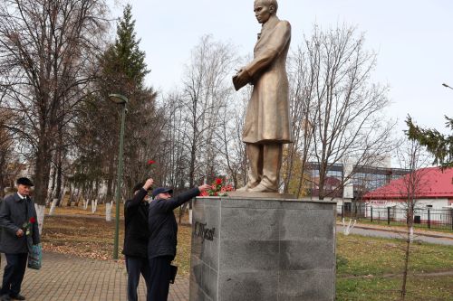 Иҗат, сәнгать һәм дуслык бәйрәме: Фәнәвис Дәүләтбаевны олыладылар (Фотолар)