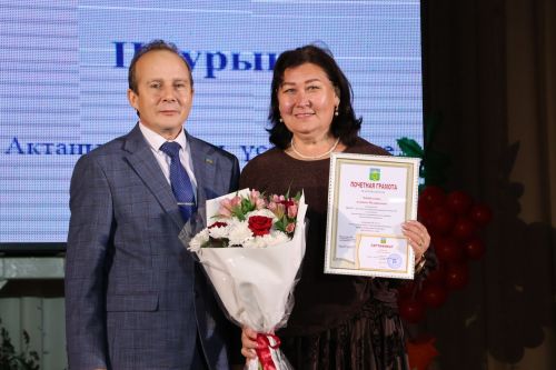 Укытучылар көненә багышланган тантанадан фоторепортаж