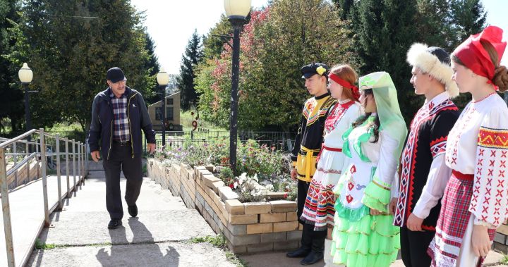 Киров авылында сайлаучыларны җыр-моң һәм кайнар чәй белән каршы алдылар