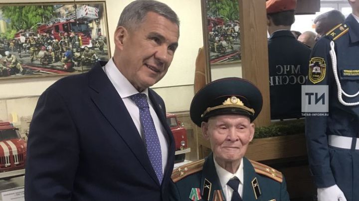 Рөстәм Миңнеханов 100 яшьлек фронтовик һәм янгын сагы ветеранына Рәхмәт хаты тапшырды