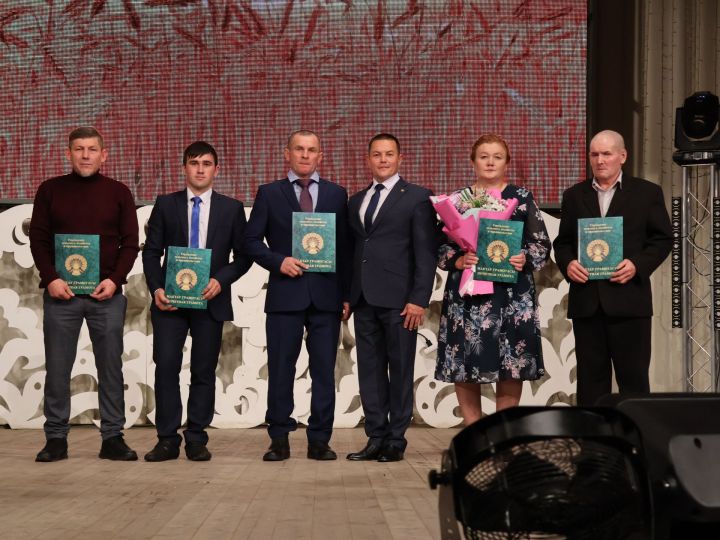 Симәнә әзер, терлек азыгы җитәрлек, төп җир эшкәртү тәмам- Барысы да үзебезнекеләрнең хезмәте!