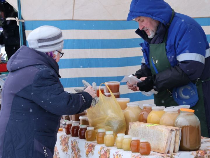 Районыбыз башлыгы Ленар Зарипов Яңа ел ярминкәсе барышы белән танышты