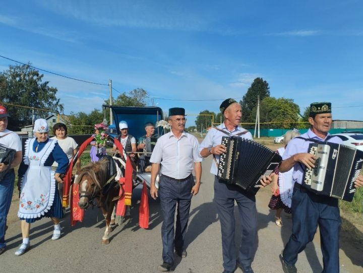 Чалманаратта гармун моңнарына уралып «Авыл көне» узды