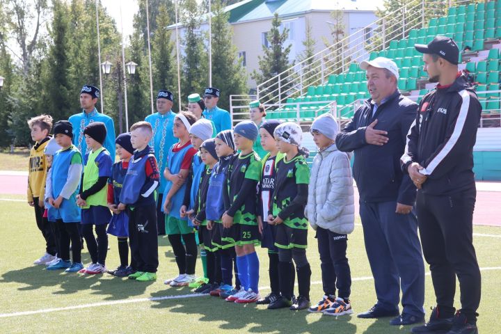 Республикабыз көнендә Баян Дәүләтов исемендәге стадионда яшь футболчыларыбыз күрсәтмә уен тәкъдим итте