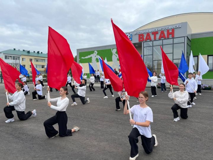 «Ватан»ыбыз үз ишекләрен ачты: Футболчыларыбызны өй туе белән республика, район җитәкчеләре котлады