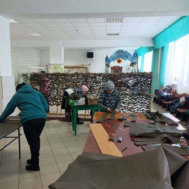 Иске Сәфәрдә авыл волонтерлары мәктәп укучылары белән бергә маскировка челтәрләре үрделәр