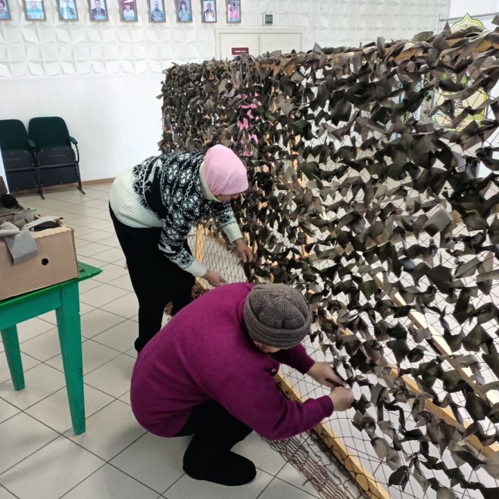 Иске Сәфәрдә авыл волонтерлары мәктәп укучылары белән бергә маскировка челтәрләре үрделәр