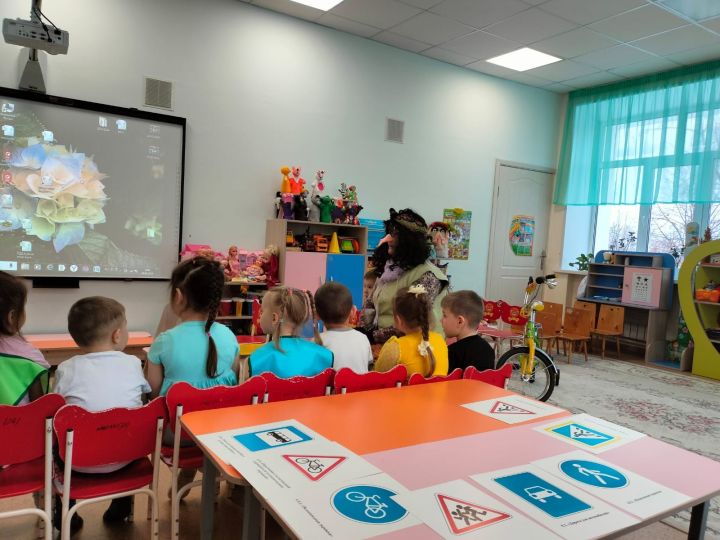 «Әтәчкәй» балалар бакчасында юл йөрү кагыйдәләрен кабатладылар