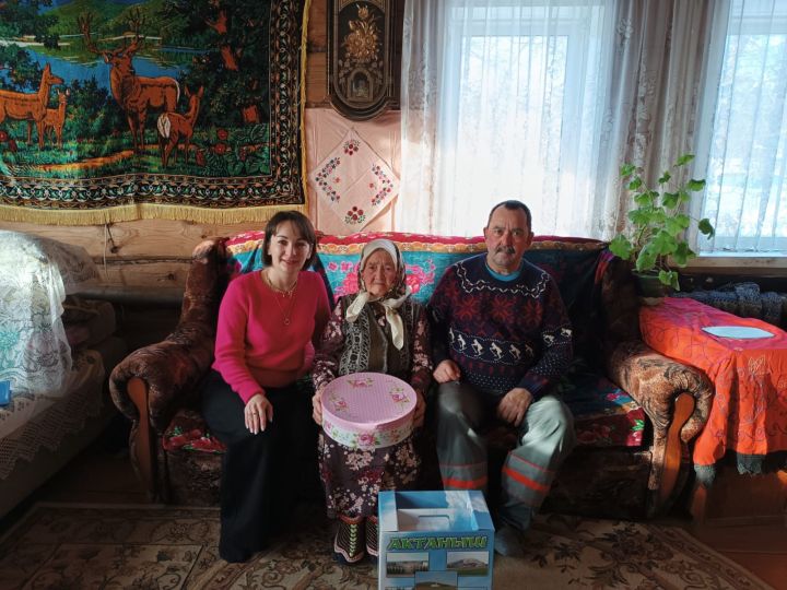 Тәкмәк авылында яшәүче Нәсиха Госсамованы 90 яшьлек юбилее белән котладылар