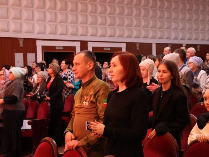 «Без бергә!» хәйрия концертында махсус хәрби операциядә башын салган 16 райондашыбызны бер минут тынлык белән искә алдылар