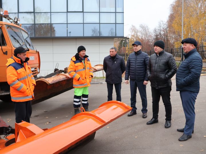 Актаныш районы башлыгы Ленар Зарипов СВОдагы якташларыбызның гаиләләре яшәгән өйләрнең капка алларын кардан чистартуны бурыч итеп куйды