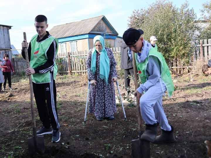 «БлагоДарение» фонды волонтерлары Өлкәннәр ункөнлегендә ярдәмгә мохтаҗ әби-бабайларга булышты