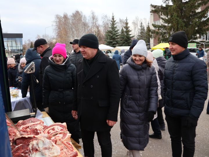 Халыклар бердәмлеге көненә багышланган ярминкәдә сыер итенең ассортименты бик зур