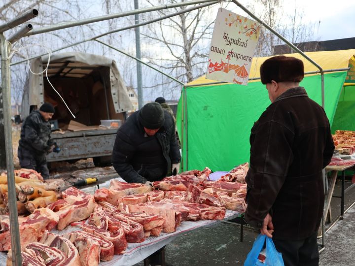 Халыклар бердәмлеге көненә багышланган ярминкәдә сыер итенең ассортименты бик зур