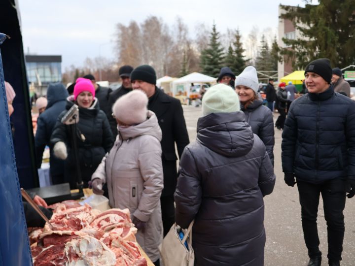 Халыклар бердәмлеге көненә багышланган ярминкәдә сыер итенең ассортименты бик зур