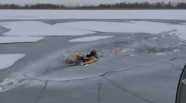 Татар Ямалысы янындагы сулыкның бозы ярылып техника белән балыкчылар төшеп киткән