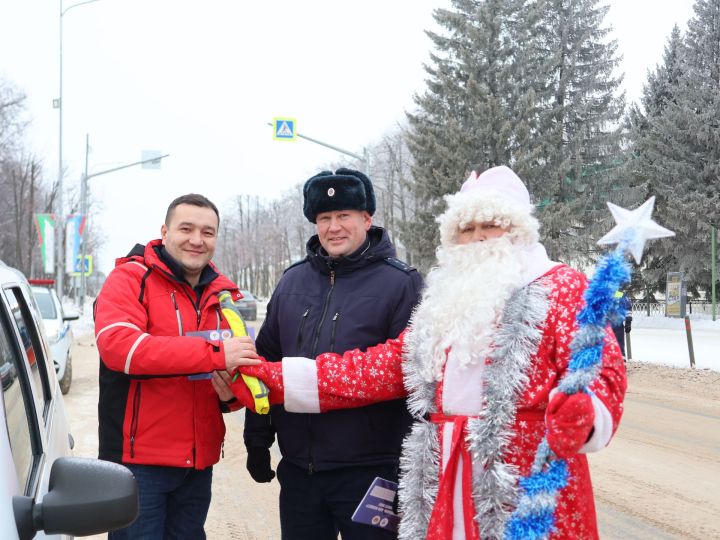 Актанышта ЮХИДИ хезмәткәрләре белән Кыш Бабай машина йөртүчеләрне Яңа ел белән котлады