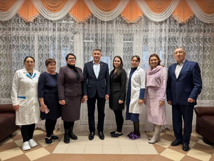 Актаныш районы башлыгы Ленар Зарипов Пучы картлар йортында яшәүчеләргә җылы юрганнар тапшырды