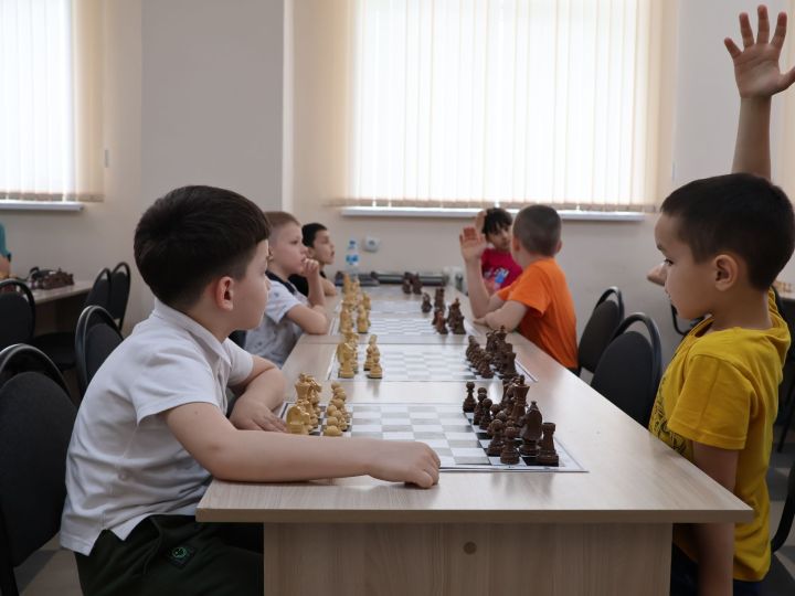 Бүген «Алтынчәч» балалар бакчасына йөрү кызлар һәм малайлар шахмат турнирында көч сынашты