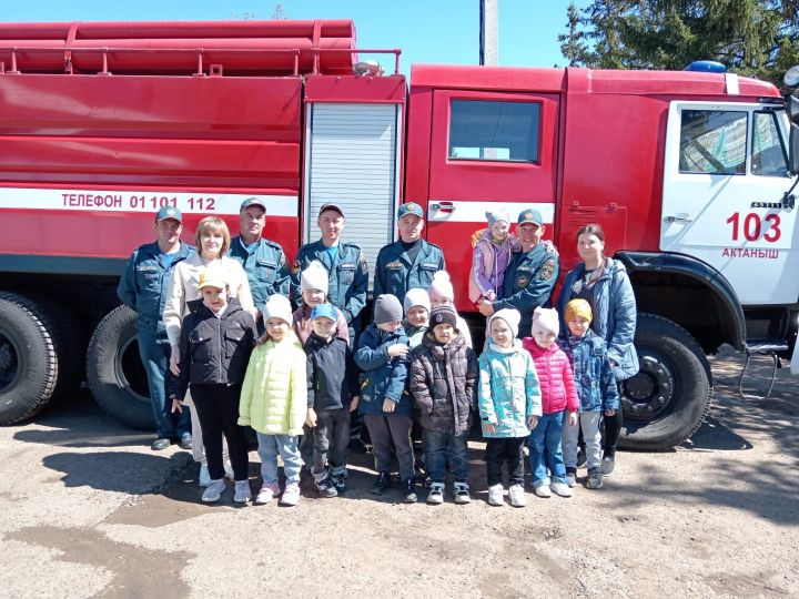 «Умырзая» балалар бакчасының  зурлар төркеме балалары Актаныштагы 103 номерлы янгын сүндерү бүлеге эшчәнлеге белән таныштылар