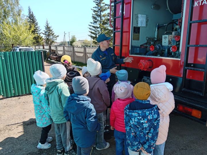 «Умырзая» балалар бакчасының  зурлар төркеме балалары Актаныштагы 103 номерлы янгын сүндерү бүлеге эшчәнлеге белән таныштылар