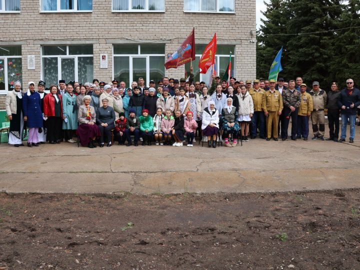 Исемең кайтты синең җыр булып: Уразай мәктәбенә СВОда һәлак булган Айзат Фәйзуллин истәлегенә хәтер тактасы куйдылар