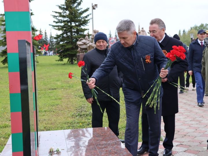 Дан сиңа, дан, илебез солдаты: Җиңү паркындагы һәйкәлләр чәчәкләргә күмелде