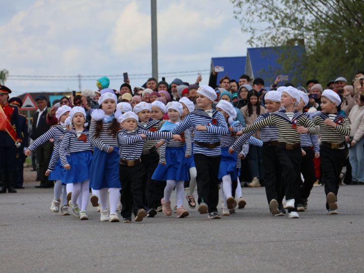 Җиңү парадында мәйданнан беренче тапкыр балалар бакчалары нәниләре үтте