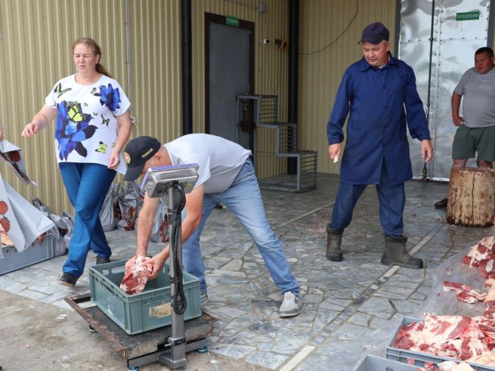 Илус Ярмиев эре мал чалып, махсус хәрби операциядә һаләк булган райондашларыбызның гаиләләренә ярдәм күрсәтте