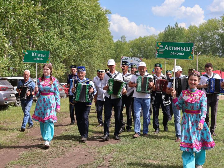 Яшәсен гармун, тальян моңнары: Иске Сәфәрдә төбәкара гармунчылар фестивале уза