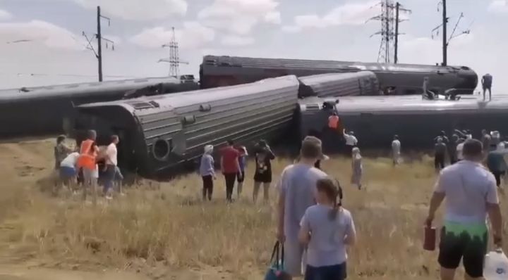 В поезде, который сошел с рельсов в Волгоградской области, находились 19 детей из Набережных Челнов