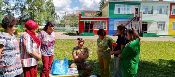 «Ромашка» балалар бакчасы коллективы СВО батыры белән очрашты