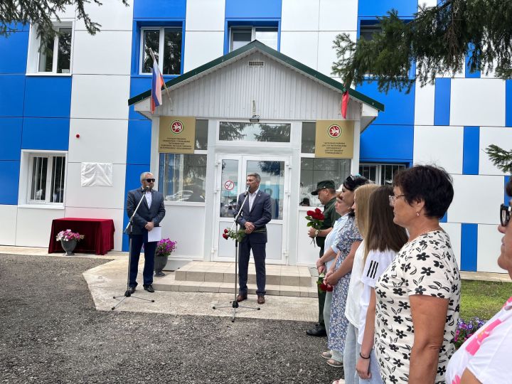 Актаныш районы ветеринария берләшмәсе бинасына СВОда һәлак булган Рамил Хөсәеновка багышлап истәлек тактасы куелды