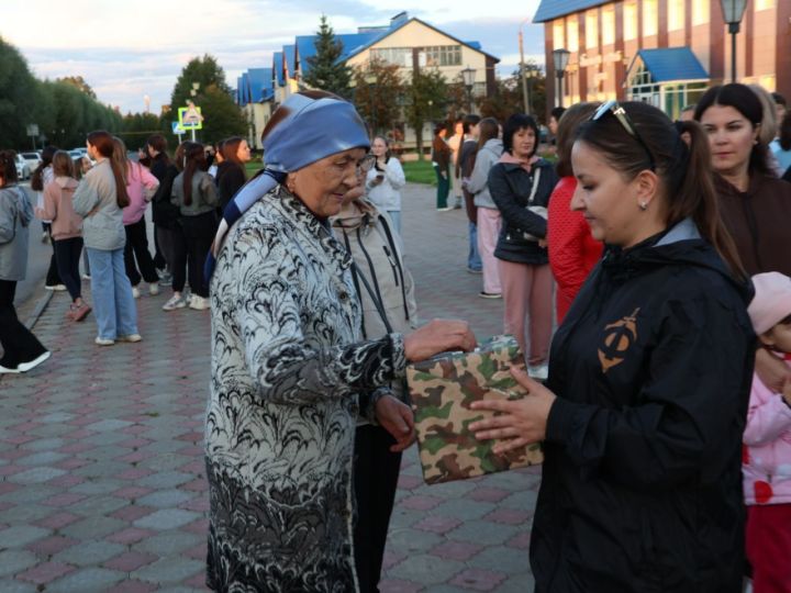 Үзебезнекеләрне ташламыйбыз: Актанышта төбәкара хәйрия концертында махус хәрби операциядәге егетләргә ярдәм җыйнала