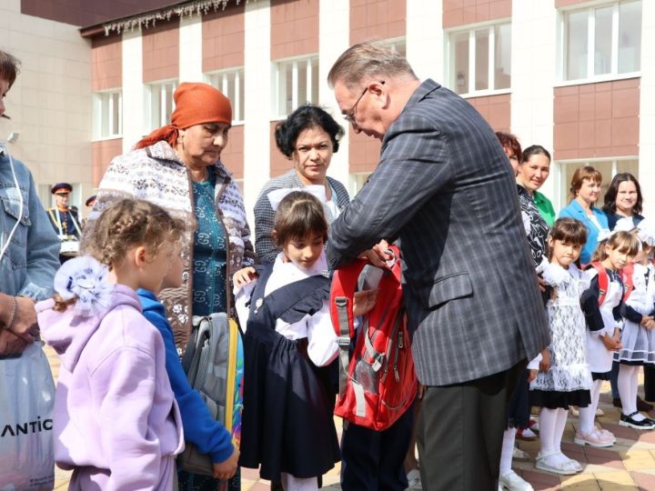 Актанышта мәгариф хезмәткәрләре конференциясе алдыннан «Мәктәпкә әзерләнергә булыш!» акциясе узды