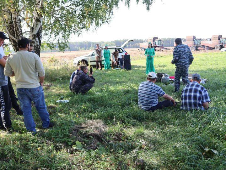 Актаныш район мәдәният йортының агитбригада труппасы «Алмазагротрейд» уңганнарын ял иттерде