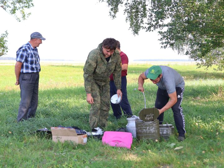 Актаныш район мәдәният йортының агитбригада труппасы «Алмазагротрейд» уңганнарын ял иттерде