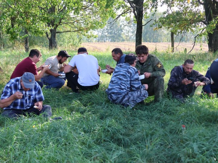 Актаныш район мәдәният йортының агитбригада труппасы «Алмазагротрейд» уңганнарын ял иттерде