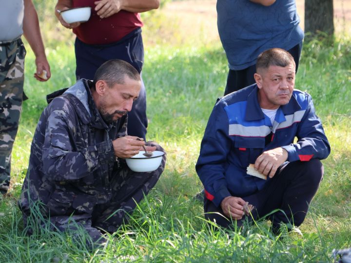 Актаныш район мәдәният йортының агитбригада труппасы «Алмазагротрейд» уңганнарын ял иттерде