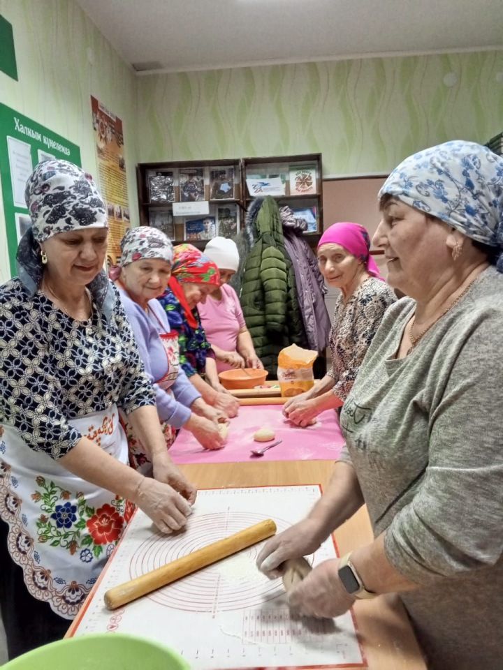 Аешта игелекле өмә: авыл апалары СВОдагы егетләргә җибәрергә токмач кистеләр