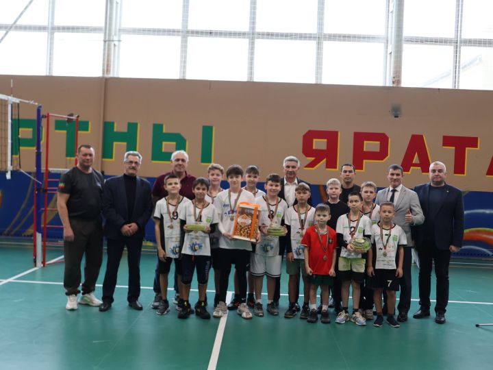 Спортчылар Актанышка Татарстан чемпионы Рушат Гыйльмуллин истәлегенә волейбол ярышына җыелды