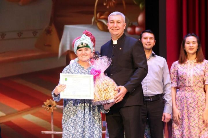 Мөслим сәхнәсендә Актаныш муниципаль театрының «Өйләнәм, бетте-китте!» спектакле зур уңыш белән узды